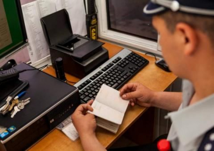 O moldoveanca a facut cale intoarsa de la vama dupa ce a fost prinsa cu o viza falsa. Femeia urma sa ajunga in Israel O moldoveanca a facut cale intoarsa de la vama dupa ce a fost prinsa cu o viza falsa. Femeia urma sa ajunga in Israel