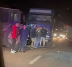Accident la sudul tarii. Un camion s-a izbit cu un tractor la intrarea in localitatea Chirsova - VIDEO Accident la sudul tarii. Un camion s-a izbit cu un tractor la intrarea in localitatea Chirsova - VIDEO