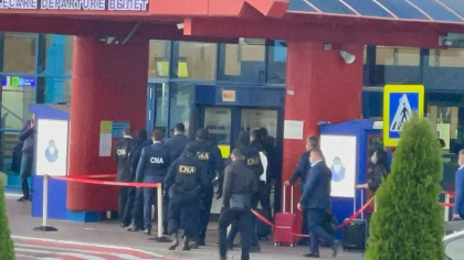 Ultima ora.15 politisti de frontiera - cercetati in urma descinderilor de pe Aeroportul Chisinau Ultima ora.15 politisti de frontiera - cercetati in urma descinderilor de pe Aeroportul Chisinau