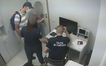 Momentul in care cativa politisti de frontiera de la Aeroport iau mita: „Spune-i ca trebuie sa plateasca mai mult” - VIDEO Momentul in care cativa politisti de frontiera de la Aeroport iau mita: „Spune-i ca trebuie sa plateasca mai mult” - VIDEO