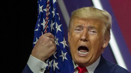 Dezvaluiri de la Casa Alba. Donald Trump avea un om care punea muzica lui preferata cand se enerva Dezvaluiri de la Casa Alba. Donald Trump avea un om care punea muzica lui preferata cand se enerva