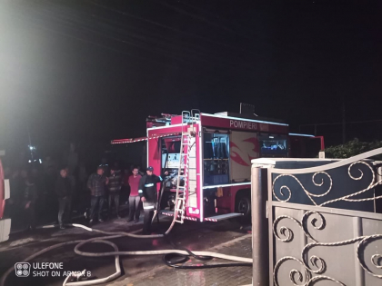 Un barbat a murit, iar altul a ajuns la spital cu arsuri dupa ce casa in care se aflau a luat foc. Patru echipaje de pompieri au intervenit 