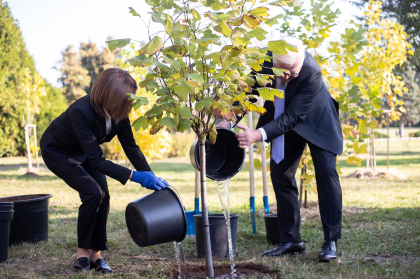 Maia Sandu impreuna cu presedintele Germaniei au sadit doi arbori de lalea la Gradina Botanica din Chisinau - GALERIE FOTO Maia Sandu impreuna cu presedintele Germaniei au sadit doi arbori de lalea la Gradina Botanica din Chisinau - GALERIE FOTO
