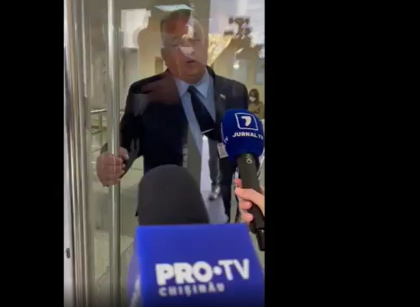 Jurnalistii nu sunt lasati sa intre la sedinta de judecata in dosarul in care sunt vizati Dorin Damir, Valeriu Cojocaru si Alexandru Pinzari - VIDEO Jurnalistii nu sunt lasati sa intre la sedinta de judecata in dosarul in care sunt vizati Dorin Damir, Valeriu Cojocaru si Alexandru Pinzari - VIDEO