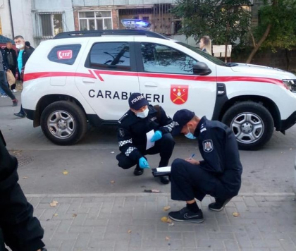 Caz revoltator in capitala. Un carabinier a fost atacat cu cutitul de catre un barbat in stare de ebrietate - FOTO Caz revoltator in capitala. Un carabinier a fost atacat cu cutitul de catre un barbat in stare de ebrietate - FOTO