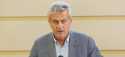 Un deputat PCRM - surprins in cadrul Sedintei Parlamentului cum citeste un ziar de partid - FOTO