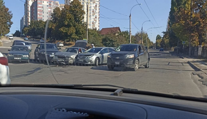 Accident in capitala. Trei masini s-au lovit la o intersectie din sectorul Buiucani Accident in capitala. Trei masini s-au lovit la o intersectie din sectorul Buiucani
