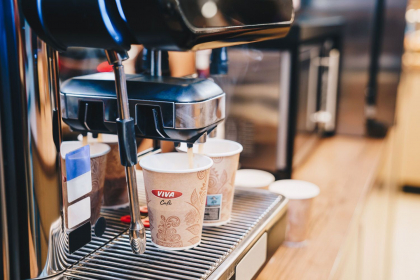 Mai multe vedete au oferit cafea gratuita in statiile Petrom. Cine sunt acestea si cum s-au descurcat in rol de Barista Mai multe vedete au oferit cafea gratuita in statiile Petrom. Cine sunt acestea si cum s-au descurcat in rol de Barista