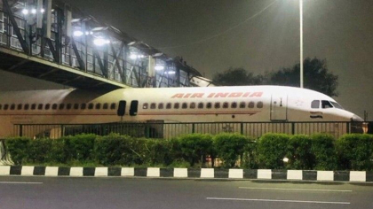 Un avion a ramas blocat sub un pod in India - VIDEO