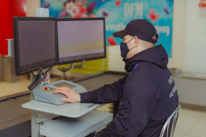 Un barbat a incercat sa zboare din Moldova cu 20.000 de dolari si 2.500 de euro. Ce spune politia
