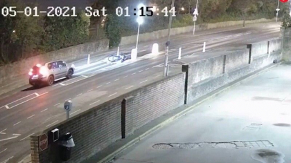 Momentul in care un tanar isi insceneaza propriul accident. Camerele de supraveghere au surprins totul Momentul in care un tanar isi insceneaza propriul accident. Camerele de supraveghere au surprins totul