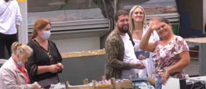 Cum reactioneaza oamenii din Chisinau cand un turist ramas fara bani cere de mancare prin localuri - VIDEO