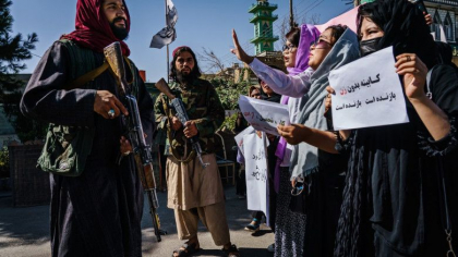 Femeile din Kabul ii sfideaza pe talibani. Acestea s-au intors la munca, la scoala si merg din nou singure pe strada Femeile din Kabul ii sfideaza pe talibani. Acestea s-au intors la munca, la scoala si merg din nou singure pe strada