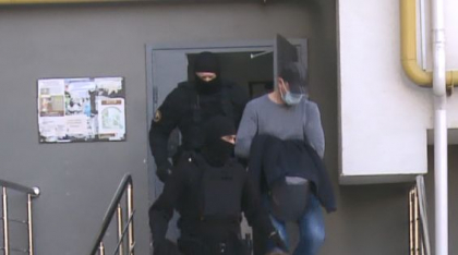 Momentul in care Vadim Minzarari este scos in catuse de catre ofiterii SIS - VIDEO Momentul in care Vadim Minzarari este scos in catuse de catre ofiterii SIS - VIDEO