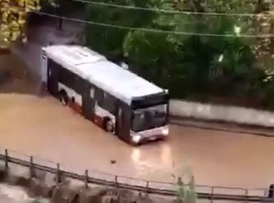 Nordul Italiei, sub Cod rosu de precipitatii. Oamenii, rupti de lume in mijlocul inundatiilor: "Podul s-a dus si suntem inconjurati de apa" Nordul Italiei, sub Cod rosu de precipitatii. Oamenii, rupti de lume in mijlocul inundatiilor: "Podul s-a dus si suntem inconjurati de apa"