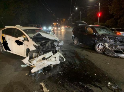 Accident in capitala. O Toyota s-a izbit puternic cu o Honda - FOTO Accident in capitala. O Toyota s-a izbit puternic cu o Honda - FOTO