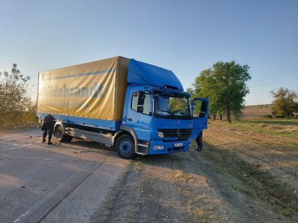 Trei persoane, printre care si un copil - transportati la spital, dupa ce masina in care se aflau a intrat intr-un camion, la Singerei - FOTO Trei persoane, printre care si un copil - transportati la spital, dupa ce masina in care se aflau a intrat intr-un camion, la Singerei - FOTO