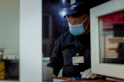 Patru persoane - cercetate pentru falsificarea certificatelor la Covid-19, depistate la trecerea frontierei de stat Patru persoane - cercetate pentru falsificarea certificatelor la Covid-19, depistate la trecerea frontierei de stat