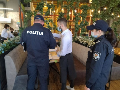 Politistii din Balti au efectuat controale in piete, centre comerciale, restaurante si cluburi de noapte. Peste 55 persoane, amendate - GALERIE FOTO Politistii din Balti au efectuat controale in piete, centre comerciale, restaurante si cluburi de noapte. Peste 55 persoane, amendate - GALERIE FOTO