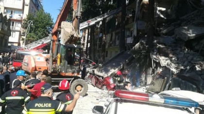 Un bloc de cinci etaje din Georgia s-a prabusit. Trei persoane, inclusiv un copil, au fost salvate de sub daramaturi - VIDEO Un bloc de cinci etaje din Georgia s-a prabusit. Trei persoane, inclusiv un copil, au fost salvate de sub daramaturi - VIDEO