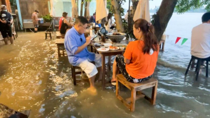 Inundatiile au adus unui restaurant din Thailanda un succes neasteptat: "Nu stii daca vei fi luat de apa in timp ce mananci. E amuzant" Inundatiile au adus unui restaurant din Thailanda un succes neasteptat: "Nu stii daca vei fi luat de apa in timp ce mananci. E amuzant"