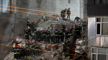 Zi de doliu national in Georgia, dupa prabusirea unei cladiri. Cu mainile goale, oamenii cauta supravietuitori printre daramaturi