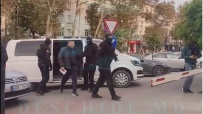 Momentul in care Ruslan Popov este adus de ofiterii SIS la Procuratura Generala - VIDEO Momentul in care Ruslan Popov este adus de ofiterii SIS la Procuratura Generala - VIDEO