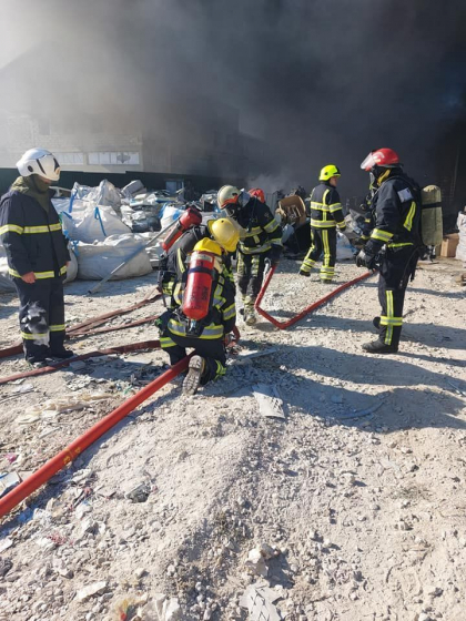 Pompierii continua sa lucreze pentru stingerea incendiului izbucnit la un depozit din capitala. 70 de salvatori si pompieri se afla acum acolo