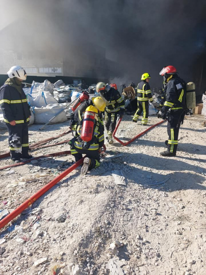 Incendiu puternit in capitala. Un depozit cu televizoare si calculatoare vechi a luat foc. 9 echipaje de pompieri - la fata locului - FOTO /VIDEO Incendiu puternit in capitala. Un depozit cu televizoare si calculatoare vechi a luat foc. 9 echipaje de pompieri - la fata locului - FOTO /VIDEO