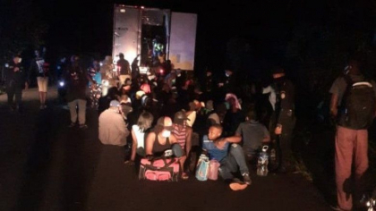 126 de oameni, gasiti incuiati si abandonati intr-un container la marginea drumului, in Guatemala
126 de oameni, gasiti incuiati si abandonati intr-un container la marginea drumului, in Guatemala