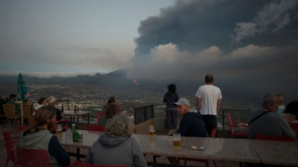 Vulcanul din La Palma atrage turistii fascinati de dezastre: "Este o ocazie unica in viata sa vezi asa ceva. A meritat sa venim" Vulcanul din La Palma atrage turistii fascinati de dezastre: "Este o ocazie unica in viata sa vezi asa ceva. A meritat sa venim"