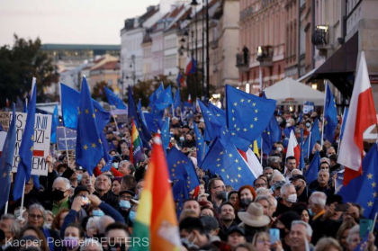 Zeci de mii de polonezi au iesit la proteste, raspunzand apelului opozitiei ce considera ca ramanerea Poloniei in UE este amenintata