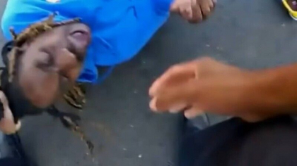 Interventie brutala a politiei in SUA. Un barbat paralizat a fost tras de par afara din masina - VIDEO Interventie brutala a politiei in SUA. Un barbat paralizat a fost tras de par afara din masina - VIDEO