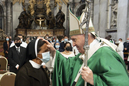 Calugarita columbiana rapita de jihadisti in 2017, intampinata de Papa Francisc dupa eliberare. Sacrificiul femeii, care a salvat doua tinere Calugarita columbiana rapita de jihadisti in 2017, intampinata de Papa Francisc dupa eliberare. Sacrificiul femeii, care a salvat doua tinere