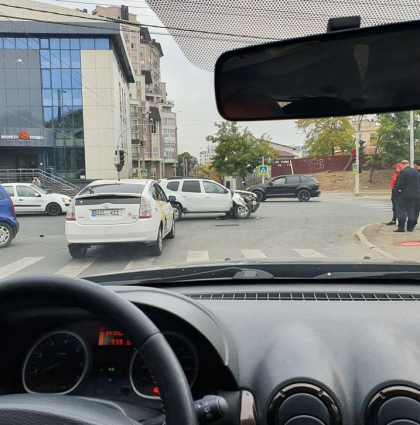 Accident matinal. Trei masini s-au lovit la o intersectie din capitala. Momentul impactului a fost surprins de o camera de supraveghere - FOTO/VIDEO