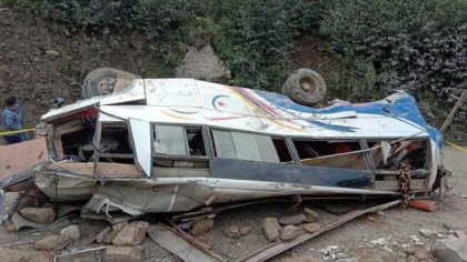 Cel putin 25 de persoane au murit dupa ce un autobuz care a ramas fara frane a cazut intr-o prapastie, in Nepal Cel putin 25 de persoane au murit dupa ce un autobuz care a ramas fara frane a cazut intr-o prapastie, in Nepal