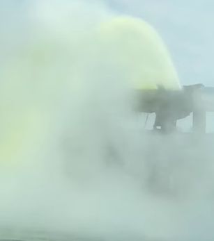 Imagini spectaculoase. Apa tasneste ca dintr-un havuz, pe o strada din capitala: o teava cu apa calda s-a spart - VIDEO