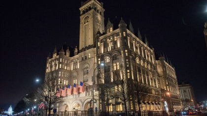 Donald Trump negociaza vanzarea hotelului sau de lux din Washington pentru o suma colosala