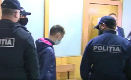 Momentul in care unul dintre cei trei minori care au batut pana la moarte un om al strazii este scos in catuse din sala de judecata - VIDEO