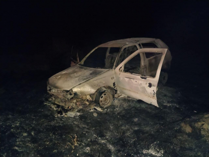 Un automobil a ars in intregime, dupa ce soferul a pierdut controlul si s-a izbit intr-o movila cu pamant, la Orhei. Politia: soferul era baut - FOTO Un automobil a ars in intregime, dupa ce soferul a pierdut controlul si s-a izbit intr-o movila cu pamant, la Orhei. Politia: soferul era baut - FOTO
