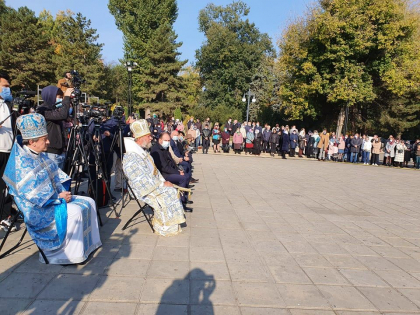 Dodon si Ceban, asezati in primele randuri alaturi de preoti la slujba religioasa de ziua orasului - FOTO