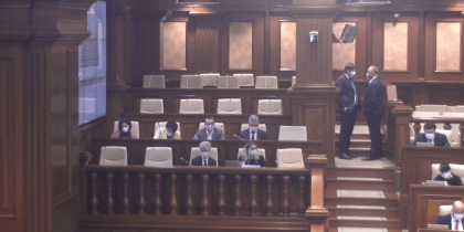 Andrei Spinu si Igor Dodon au dat mana si au discutat la sedinta Parlamentului - FOTO Andrei Spinu si Igor Dodon au dat mana si au discutat la sedinta Parlamentului - FOTO