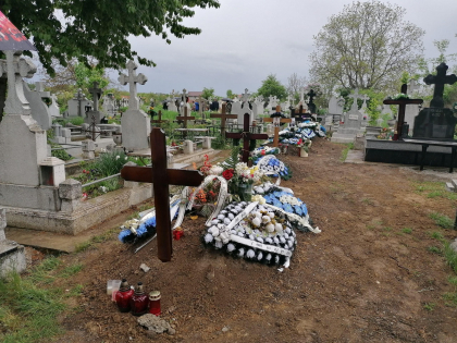 Groparii din Romania nu mai fac fata la sapat morminte: "Am inchiriat un excavator. A fost o situatie de forta majora"