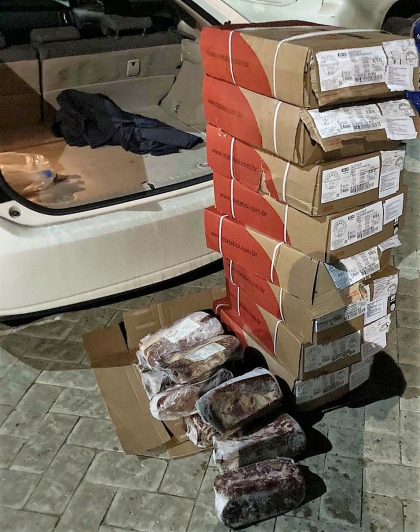 Peste 200 de kg de carne de vita congelata de origine straina, cu termenul de valabilitate expirat urma sa fie vanduta pe pietele din Chisinau - FOTO Peste 200 de kg de carne de vita congelata de origine straina, cu termenul de valabilitate expirat urma sa fie vanduta pe pietele din Chisinau - FOTO