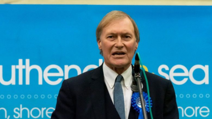 Un parlamentar britanic a fost injunghiat de mai multe ori, intr-o biserica, in timpul unei intalniri cu votantii sai