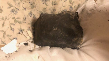 Un meteorit a cazut prin acoperisul casei si a aterizat in pat, langa o femeie care dormea: „N-am fost atat de speriata in viata mea” Un meteorit a cazut prin acoperisul casei si a aterizat in pat, langa o femeie care dormea: „N-am fost atat de speriata in viata mea”