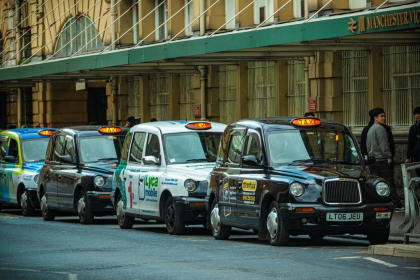 Cea mai mare firma de taxi din Anglia ofera un salariu de bun venit, in valoare de 5.000 de lire, pentru soferii nou-veniti