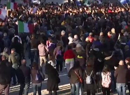 Mii de oameni au iesit pe strazi, in Italia, fiind nemultumiti de faptul ca certificatul verde a devenit obligatoriu pentru toti angajatii - VIDEO