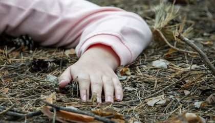 O adolescenta s-a prefacut ca este moarta pentru a scapa de ucigasul prietenei sale. Barbatul i-a injunghiat colega, apoi a incercat sa o stranguleze si pe ea, in Ohio O adolescenta s-a prefacut ca este moarta pentru a scapa de ucigasul prietenei sale. Barbatul i-a injunghiat colega, apoi a incercat sa o stranguleze si pe ea, in Ohio
