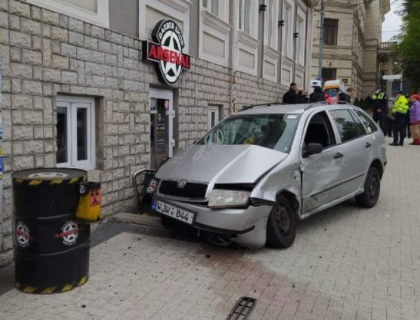 Un pieton - transportat la spital, dupa ce doua automobile s-au lovit, pe o strada din capitala - FOTO 